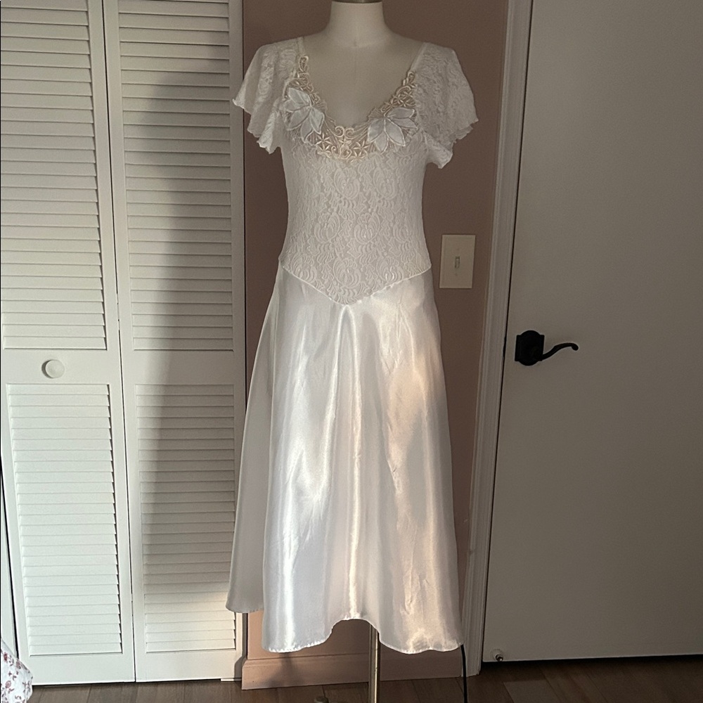 Saks Fifth Avenue Bridal White Lace Embroidered Satin Vintage Slip  S to M